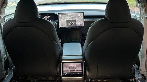 Thợ cơ khí Mỹ làm MPV vỏ Honda Odyssey, ruột xe Tesla Model S- Ảnh 4. Do bê nguyên khung gầm sang, phần cứng phía trên cũng được di chuyển theo, giúp cabin chiếc MPV được Tesla hóa toàn diện - Ảnh cắt từ video, nguồn: BoostedBoyz