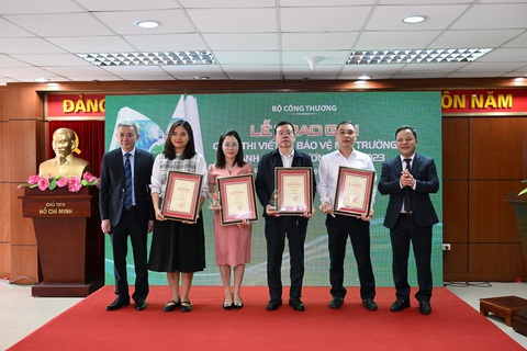 Trao giải cuộc thi viết về bảo vệ môi trường ngành công thương- Ảnh 1. Báo Tuổi trẻ nhận giải báo chí về môi trường ngành công thương - Ảnh: N.KH.