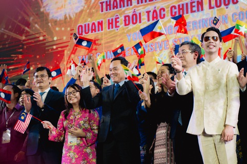 Giao lưu thanh niên gắn kết tình hữu nghị ASEAN - Nhật Bản- Ảnh 1. Các đại biểu cùng bạn trẻ quốc tế trong chương trình chào mừng Festival thanh niên ASEAN - Nhật Bản 2023 - Ảnh: THANH HIỆP