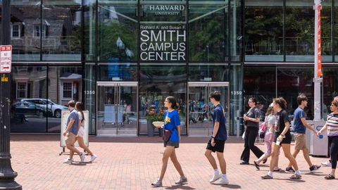 People walk past the Smith Campus Center at Harvard University in Cambridge, Massachusetts, on 29 June 2023 (AFP) Trong năm tài chính 2023, Harvard nhận được 50,7 tỉ USD tài trợ - Ảnh: AFP