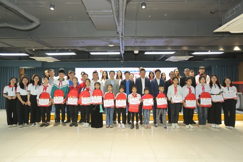 Trao 2,2 tỉ đồng tiếp sức học sinh, sinh viên khó khăn- Ảnh 1. Các em học sinh, sinh viên nhận học bổng tiếp sức tại chương trình - Ảnh: Đ.HÙNG