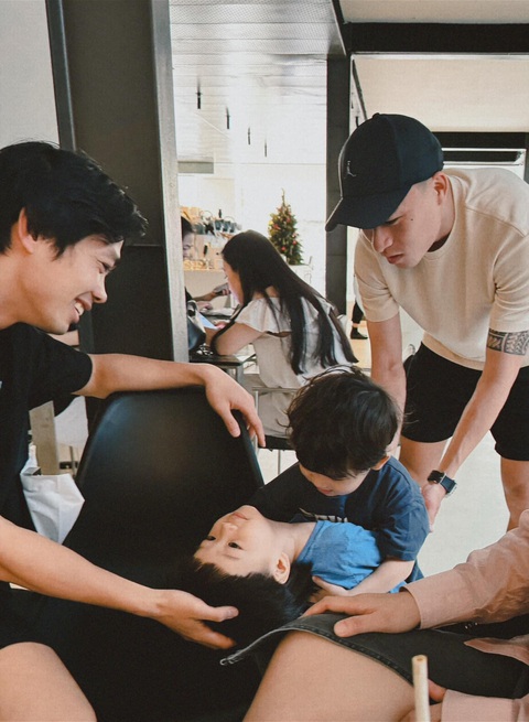 Công Phượng đưa cả gia đình về Việt Nam- Ảnh 2. Huy Toàn và Công Phượng vui đùa bên hai cậu con trai trong dịp về TP.HCM - Ảnh: FBNV