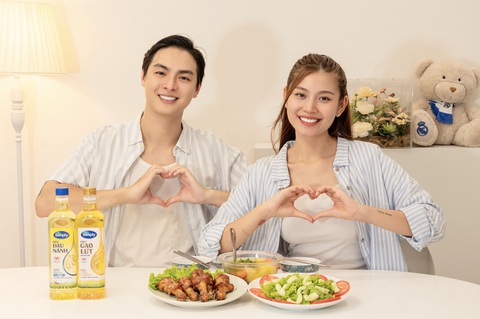 Khác cách chi tiêu, các cặp sao Việt lại cùng khoản đầu tư cho trái tim- Ảnh 3. Chúng Huyền Thanh và Jay Quân đầu tư cho sức khỏe trái tim bằng cách đầu tư vào thực phẩm và nguyên liệu nấu nướng hàng ngày - Ảnh: NVCC
