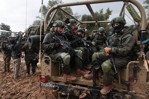 Binh sĩ Israel chuẩn bị tiến vào Dải Gaza, ngày 13-12 - Ảnh: REUTERS Binh sĩ Israel chuẩn bị tiến vào Dải Gaza ngày 13-12 - Ảnh: REUTERS