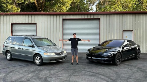 Thợ cơ khí Mỹ làm MPV vỏ Honda Odyssey, ruột xe Tesla Model S- Ảnh 1. Kyle Wade đã kết hợp thành công 2 mẫu xe chẳng có điểm gì giống nhau lại làm một - Ảnh cắt từ video, nguồn: BoostedBoyz