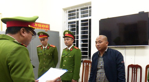 Khởi tố ‘chủ nhà’ trong vụ sập mái làm ba người chết- Ảnh 1. Cơ quan cảnh sát điều tra Công an huyện Thái Thụy tống đạt quyết định khởi tố bị can, lệnh bắt tạm giam Nguyễn Văn Đoàn liên quan vụ sập mái nhà làm ba người chết - Ảnh: Công an tỉnh Thái Bình