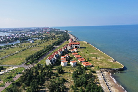 Loạt resort trăm, ngàn tỉ dọc biển tiêu điều như nhà ma- Ảnh 1. Dãy resort cao cấp ở cuối biển Cửa Đại, đối diện gần Đồn biên phòng Cửa Đại bỏ hoang nhiều năm qua - Ảnh: B.D.