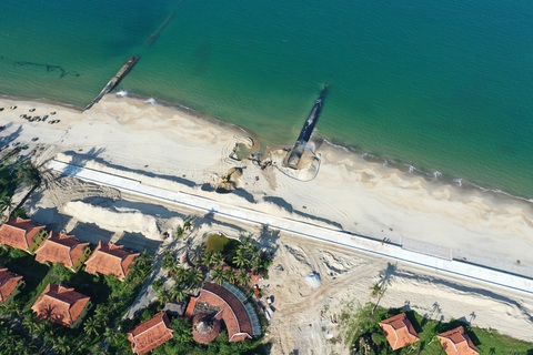 Loạt resort trăm, ngàn tỉ dọc biển tiêu điều như nhà ma- Ảnh 3. Nhiều năm hứng chịu sóng biển xâm thực, chủ các khu du lịch bị bỏ hoang đang dốc tiền đầu tư kè biển để kinh doanh trở lại - Ảnh: B.D.