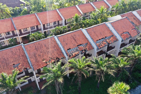 Loạt resort trăm, ngàn tỉ dọc biển tiêu điều như nhà ma- Ảnh 8. Mái ngói của một trong nhiều resort dọc biển Hội An bị hư hại do bỏ hoang quá lâu - Ảnh: B.D.