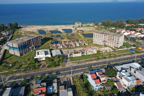 Loạt resort trăm, ngàn tỉ dọc biển tiêu điều như nhà ma- Ảnh 5. Một dự án khách sạn, khu giải trí hạng sang nằm ngay ngã tư An Bàng xây mãi không xong trong nhiều năm qua. Hiện việc xây dựng đã ngưng trệ, công trình bị bỏ hoang - Ảnh: B.D.