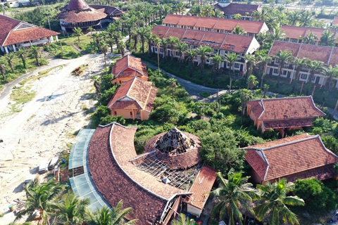 Loạt resort trăm, ngàn tỉ dọc biển tiêu điều như nhà ma- Ảnh 9. Cảnh tiêu điều, xơ xác tại Tropical Beach Hoi An Resort - Ảnh: B.D.