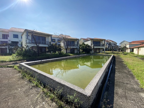 Loạt resort trăm, ngàn tỉ dọc biển tiêu điều như nhà ma- Ảnh 4. Bể bơi, hạ tầng kỹ thuật, phòng ốc hạng sang bị bỏ hoang dưới mưa nắng - Ảnh: B.D.