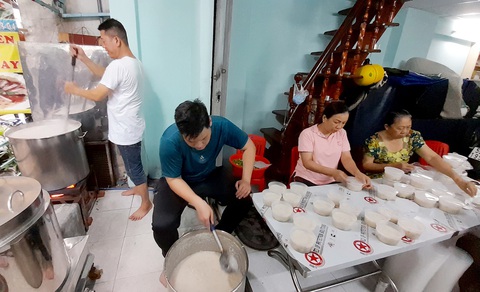 Những suất cháo từ thiện đong đầy yêu thương- Ảnh 3. Mỗi người một việc nấu 500 phần cháo thơm ngon - Ảnh: C.T.H.