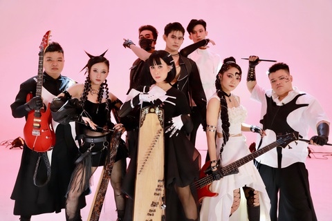 Nhóm nhạc rock dân gian Nam Tộc ra mắt MV Này bình yên em trốn- Ảnh 2. Qua 'Này bình yên em trốn', ban nhạc Nam Tộc muốn gửi gắm đến khán giả thông điệp bình yên không chỉ cho tình yêu mà còn cho nhiều điều trong cuộc sống.