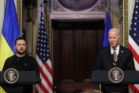 Tổng thống Mỹ Joe Biden họp báo chung với người đồng cấp Ukraine Volodymyr Zelensky ngày 12-12 - Ảnh: REUTERS Tổng thống Mỹ Joe Biden họp báo chung với Tổng thống Ukraine Volodymyr Zelensky ngày 12-12 - Ảnh: REUTERS