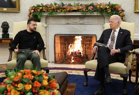 Ông Zelensky hội đàm cùng ông Biden tại phòng Bầu dục ngày 12-12 - Ảnh: REUTERS Ông Zelensky hội đàm cùng ông Biden tại phòng Bầu dục ngày 12-12 - Ảnh: REUTERS