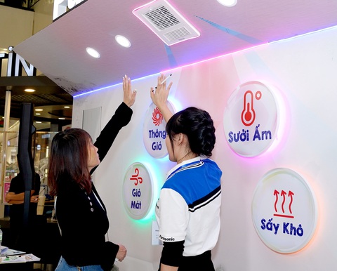 Khuấy đảo ngày đông cùng sự kiện ‘Sưởi ấm không gian phòng tắm’- Ảnh 2. Khách tham quan trải nghiệm các tính năng của chiếc quạt thông gió sưởi