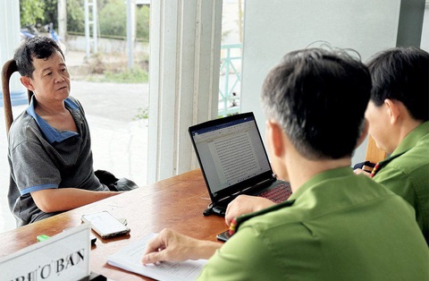 Chồng sát hại vợ ngay trên đường vì nghi ngoại tình- Ảnh 1. Nguyễn Văn Dũng bị tạm giữ hình sự vì sát hại vợ do ghen tuông - Ảnh: TIẾN VĂN