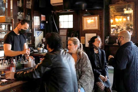 Lái xe khi say xỉn, vết nhơ suốt đời- Ảnh 1. Bên trong một quầy bar tại Manhattan, TP New York, bang New York, Mỹ - Ảnh: Reuters