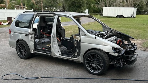 Thợ cơ khí Mỹ làm MPV vỏ Honda Odyssey, ruột xe Tesla Model S- Ảnh 2. Nhờ khung kích thước khá tương đồng, Kyle đã chuyển được nguyên vẹn khung gầm và phần cứng từ chiếc xe điện sang chiếc MPV 20 tuổi - Ảnh cắt từ video, nguồn: BoostedBoyz