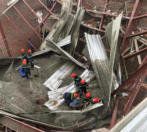 Thêm 2 người chết trong vụ sập mái nhà ở Thái Bình- Ảnh 1. Hiện trường vụ sập mái nhà khi đang đổ bê tông khiến ba người chết, nhiều người bị thương tại huyện Thái Thụy, tỉnh Thái Bình - Ảnh: V.DŨNG