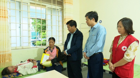 Thêm 2 người chết trong vụ sập mái nhà ở Thái Bình- Ảnh 3. Lãnh đạo tỉnh Thái Bình thăm hỏi, động viên các nạn nhân và thân nhân vụ tai nạn lao động nghiêm trọng - Ảnh: KHÁNH LINH