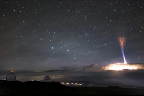 Một vệt màu đỏ xuất hiện phía trên cơn giông bão có thể nhìn thấy từ Maunakea ở Hawaii. Ngoài ra còn có một dòng tia màu xanh và trắng, chảy xuống từ bóng ma và đi vào đám mây giông. - Ảnh: AURA Một vệt màu đỏ xuất hiện phía trên cơn dông bão có thể nhìn thấy từ Maunakea ở Hawaii. Ngoài ra còn có một dòng tia màu xanh và trắng, chảy xuống từ bóng ma và đi vào đám mây dông - Ảnh: AURA
