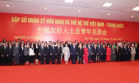 Tổng bí thư Nguyễn Phú Trọng, Tổng bí thư Tập Cận Bình gửi trao trách nhiệm cho người trẻ- Ảnh 1. Tổng bí thư Nguyễn Phú Trọng và phu nhân, Tổng bí thư, Chủ tịch nước Trung Quốc Tập Cận Bình và phu nhân chụp ảnh cùng các đại biểu - Ảnh: TTXVN