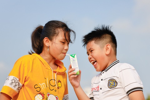 Vinamilk thắng hai giải thưởng lớn tại Human Act Prize 2023- Ảnh 4. Niềm vui uống sữa của các em là động lực để Vinamilk duy trì Quỹ sữa Vươn cao Việt Nam 16 năm qua