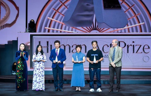 Vinamilk thắng hai giải thưởng lớn tại Human Act Prize 2023- Ảnh 5. Đại diện Vinamilk (thứ hai từ trái qua) nhận giải Dự án bền bỉ cho Quỹ sữa Vươn cao Việt Nam