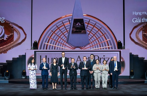 Vinamilk thắng hai giải thưởng lớn tại Human Act Prize 2023- Ảnh 1. Bà Nguyễn Thị Minh Tâm, giám đốc chi nhánh Vinamilk Hà Nội (bìa trái), nhận Giải Human Act Prize cho Chương trình hành động Vinamilk Pathways to Dairy Net Zero 2050