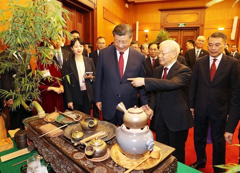 Điểm son trong thế giới đầy căng thẳng- Ảnh 1. Tổng bí thư Nguyễn Phú Trọng và Tổng bí thư, Chủ tịch nước Trung Quốc Tập Cận Bình dự tiệc trà - Ảnh: TTXVN