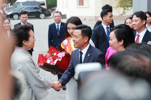 Hai phu nhân Chủ tịch nước Việt Nam, Trung Quốc giao lưu với sinh viên Đại học Quốc gia Hà Nội- Ảnh 5. Giáo sư Lê Quân - giám đốc Đại học Quốc gia Hà Nội, đón hai phu nhân đến thăm, giao lưu với sinh viên Đại học Quốc gia Hà Nội - Ảnh: ĐH Quốc gia Hà Nội