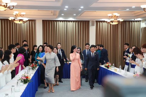Hai phu nhân Chủ tịch nước Việt Nam, Trung Quốc giao lưu với sinh viên Đại học Quốc gia Hà Nội- Ảnh 6. Giáo sư Bành Lệ Viên (trái), phu nhân Tổng bí thư, Chủ tịch nước Trung Quốc và bà Phan Thị Thanh Tâm, phu nhân Chủ tịch nước Việt Nam, giao lưu với sinh viên Đại học Quốc gia Hà Nội - Ảnh: ĐH Quốc gia Hà Nội