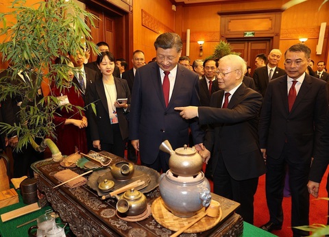 Tiệc trà một trong những nghi thức lễ tân đặc biệt thể hiện sự gần gũi, thân tình giữa các nhà lãnh đạo hai Đảng, hai Nhà nước Việt Nam, Trung Quốc - Ảnh: TTXVN Tổng bí thư Nguyễn Phú Trọng và Tổng bí thư, Chủ tịch nước Trung Quốc Tập Cận Bình nghe giới thiệu về trà - Ảnh: TTXVN