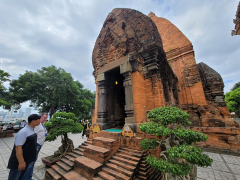 Tu bổ, gia cố di tích Tháp Bà Ponagar- Ảnh 1. Du khách nước ngoài tham quan tháp Nam (tháp B) thuộc di tích Tháp Bà Ponagar ở Nha Trang - Ảnh: TRẦN HƯỚNG