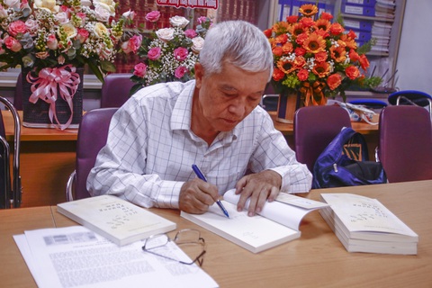 Giáo sư Huỳnh Như Phương ký tặng sách Hồi âm từ phương nam cho độc giả. ẢNH: HỒ LAM Giáo sư Huỳnh Như Phương ký tặng sách Hồi âm từ phương Nam cho độc giả - Ảnh: HỒ LAM