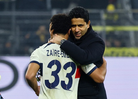 Kịch tính tới phút cuối, AC Milan suýt loại PSG ở Champions League- Ảnh 3. Chủ tịch Al-Khelaifi của PSG ôm chầm lấy người hùng Emery sau trận - Ảnh: REUTERS