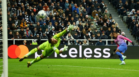 Kịch tính tới phút cuối, AC Milan suýt loại PSG ở Champions League- Ảnh 2. Cú sút tuyệt đẹp của Chukwueze - Ảnh: REUTERS