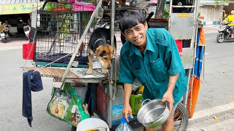 Sài Gòn dậy sớm - Kỳ 2: 3 giờ sáng và xe ve chai ông Dũng 'còi'- Ảnh 2. “Tổ ấm” vui vẻ của ông Dũng là chiếc xe đẩy với hai chú chó mà ông coi như con - Ảnh: YẾN TRINH
