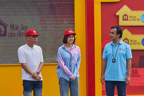 Hương Giang, Trung Ruồi trong "Mái ấm gia đình Việt" - Ảnh: BTC Hương Giang, Trung Ruồi trong "Mái ấm gia đình Việt" - Ảnh: BTC