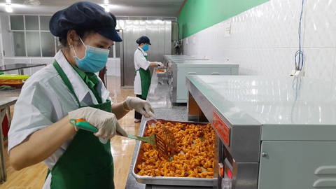 Tiềm năng nâng cao giá trị kinh tế của vỏ lụa hạt điều- Ảnh 2. Công nhân sơ chế biến các sản phẩm từ hạt điều Bình Phước