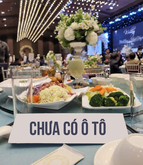 Ảnh vui 14-12: Bàn tiệc này áp lực quá- Ảnh 1. Nghĩ lại cũng buồn mà thôi cũng ráng.