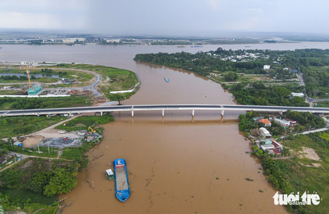 Toàn cảnh cầu Long Đại nhìn từ trên cao. Cây cầu này nối liền phường Long Bình và Long Phước, bắc qua sông Tắc (một nhánh của sông Đồng Nai). Mỗi ngày khu vực này có nhiều phà, thuyền, ghe qua lại - Ảnh: CHÂU TUẤN Toàn cảnh cầu Long Đại nhìn từ trên cao. Cây cầu này nối liền phường Long Bình và Long Phước, bắc qua sông Tắc (một nhánh của sông Đồng Nai). Mỗi ngày khu vực này có nhiều phà, thuyền, ghe qua lại - Ảnh: CHÂU TUẤN
