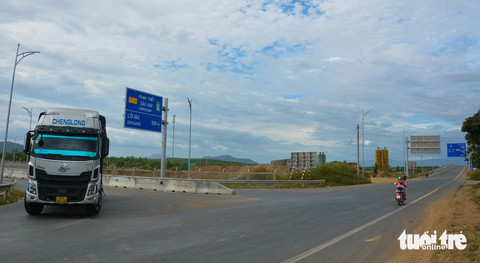 Cao tốc Vĩnh Hảo - Phan Thiết, Phan Thiết - Dầu Giây còn nhiều dang dở- Ảnh 9. Dải phân cách giữa tại các đường nhánh đặt ra xa quốc lộ 55, tiềm ẩn nguy cơ tai nạn giao thông. Thực tế đã xảy ra nhiều vụ tai nạn xe va quẹt vào đầu dải phân cách, tông gãy trụ hướng dẫn làn đường tại đây.