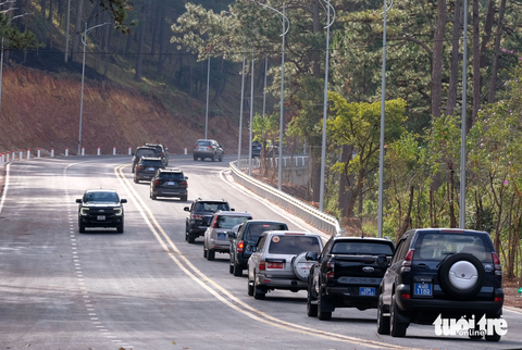 Đèo Prenn Đà Lạt thông tuyến 3km đầu, đường rộng thênh thang- Ảnh 1. 3km đầu tiên thông xe cho thấy toàn bộ diện mạo tuyến đường với 4 làn xe - Ảnh: M.V.