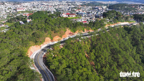 Đèo Prenn Đà Lạt thông tuyến 3km đầu, đường rộng thênh thang- Ảnh 2. Công trình nâng cấp đèo Prenn được khởi công vào tháng 2-2023 - Ảnh: M.V.