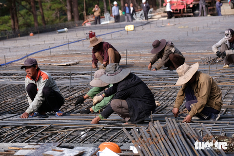 Đèo Prenn Đà Lạt thông tuyến 3km đầu, đường rộng thênh thang- Ảnh 5. Công nhân tập trung thi công cầu cạn - Ảnh: M.V.