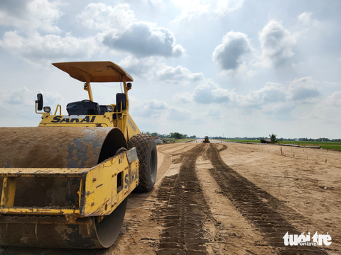 10 hộ ở Vĩnh Thuận chưa chịu nhận bồi thường dự án cao tốc Bắc - Nam- Ảnh 1. Đường cao tốc Bắc - Nam đoạn qua huyện Vĩnh Thuận, tỉnh Kiên Giang đã thi công từ tháng 5 đến nay nhưng còn vướng 10 hộ dân - Ảnh: BỬU ĐẤU