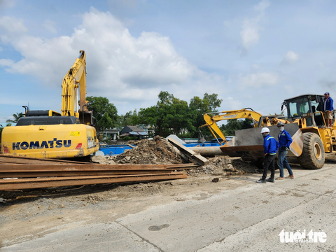10 hộ ở Vĩnh Thuận chưa chịu nhận bồi thường dự án cao tốc Bắc - Nam- Ảnh 2. Tập kết vật tư, máy móc để thi công cao tốc Bắc - Nam đoạn qua huyện Vĩnh Thuận, tỉnh Kiên Giang - Ảnh: BỬU ĐẤU